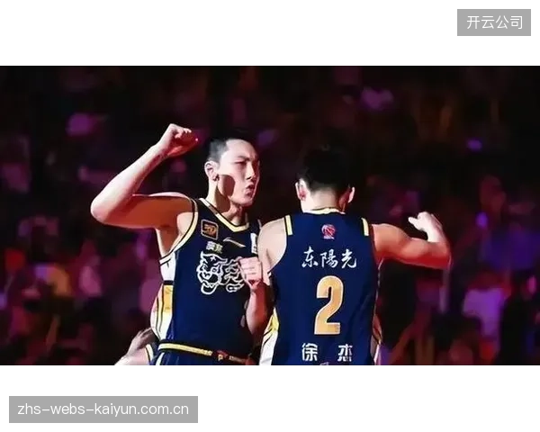 京粤大战上演经典对决，北京队依靠周琦的内线优势艰难淘汰广东。